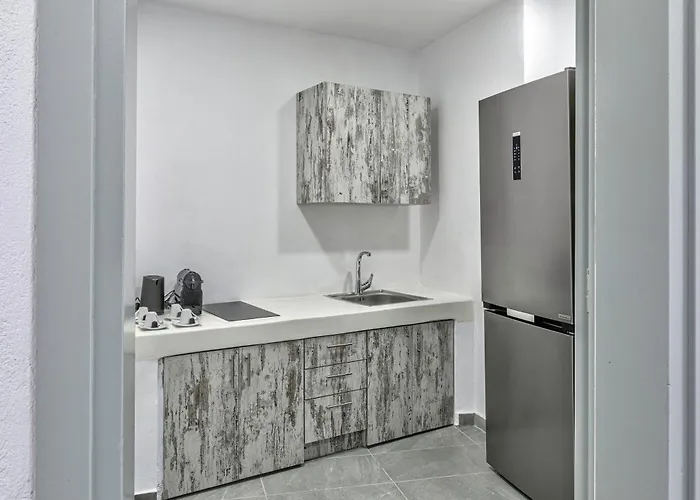 Desiterra & Fira (Santorini)