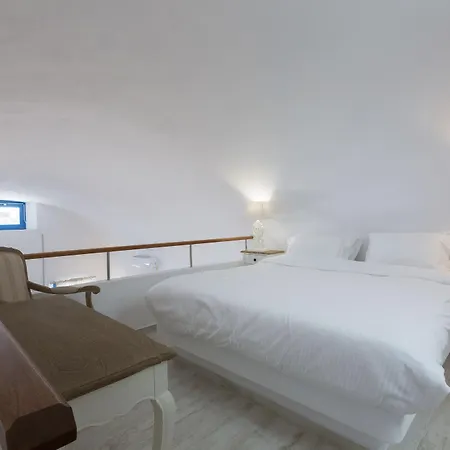 Desiterra & Fira (Santorini)